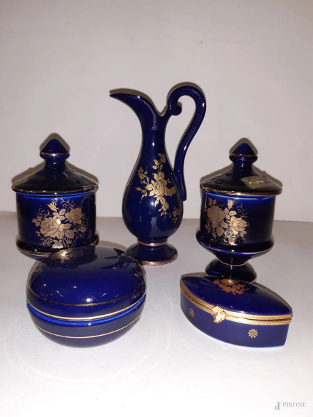 Lotto di cinque piccoli oggetti in porcellana bleu marcato limoge, h 15,5 cm.