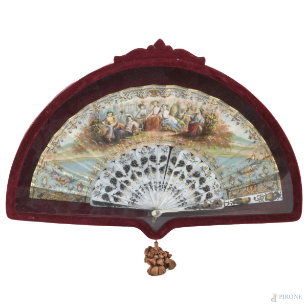 Ventaglio decorato su carta con scena mitologica, XIX secolo, cm 28x49, entro teca sagomata e rivestita in velluto, (segni di usura, difetti)