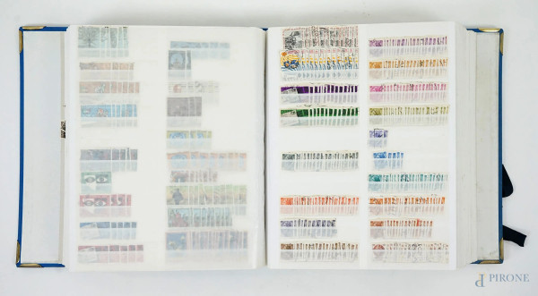 Volume di francobolli da collezione, ingombro cm 7,5x31x28,5, (segni del tempo).