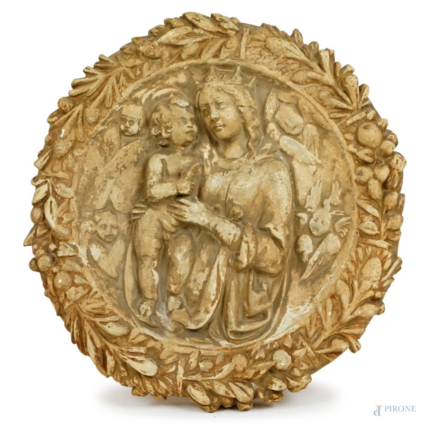 Tondo in gesso raffigurante Madonna incoronata con Bambino e putti entro ghirlanda, cm 45x45, XX secolo, (difetti).