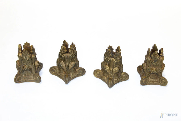 Lotto di quattro guarnizioni a forma di capitelli in bronzo cesellato, XIX sec, h 10 cm.