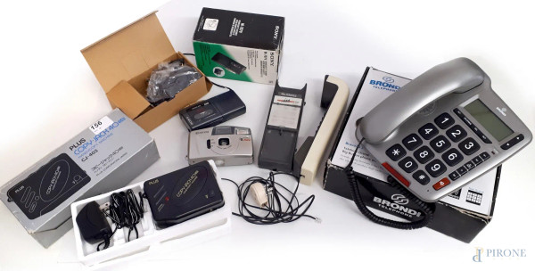 Oggetti tecnologici vintage, lotto composto da: mini fotocopiatrice, micro registratore da spionaggio, fotocamera, telefono Brondi, telefono Telecom