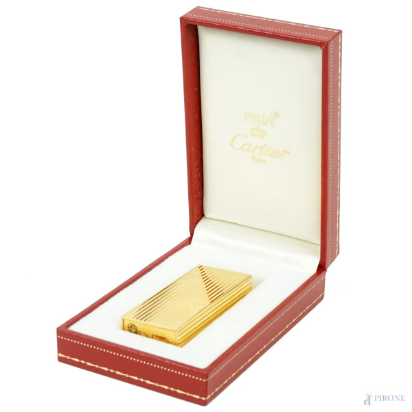 Must de Cartier, accendino anni '80 placcato in oro, cm 6x2,5, n. 24240V, entro custodia originale, (segni del tempo).