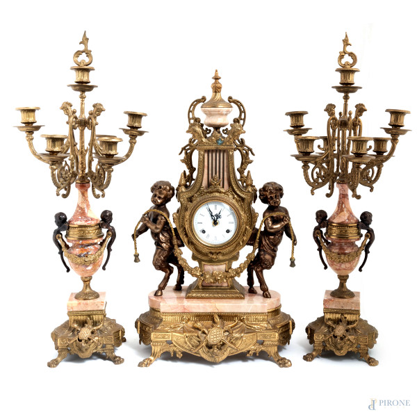 Trittico composto da orologio e due candelabri in bronzo e marmo, XX secolo, altezza massima cm 69, (segni di usura, scalfiture, difetti, da revisionare)