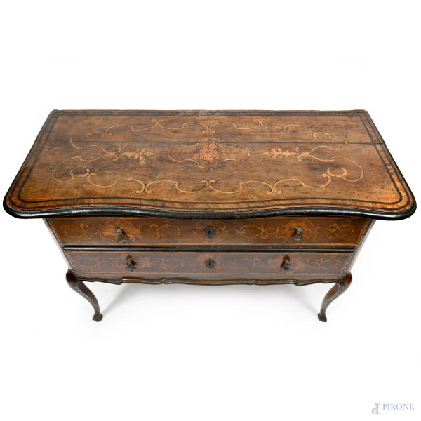 Coppia di cassettoni in noce con intarsi in bosso. Fronte a doppio cassetto e fronte del piano mo...