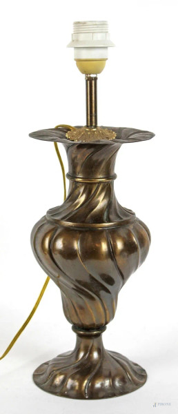 Lampada in metallo argentato lavorato a costolature, altezza cm 44, XX secolo