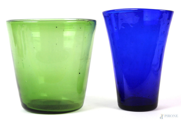 Lotto di due vasi in vetro blu e verde, cm h 20, XX secolo.