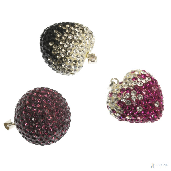 Lotto di tre ciondoli in resina, lunghezza massima cm 3