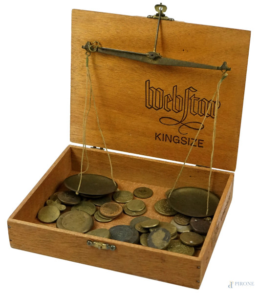 Bilancina in ottone con pesi monetali, entro scatola in legno, misure 15x22, XX secolo, (segni del tempo).