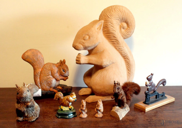 Lotto composto da otto scoiattoli in materiali diversi, altezza max. 48 cm.