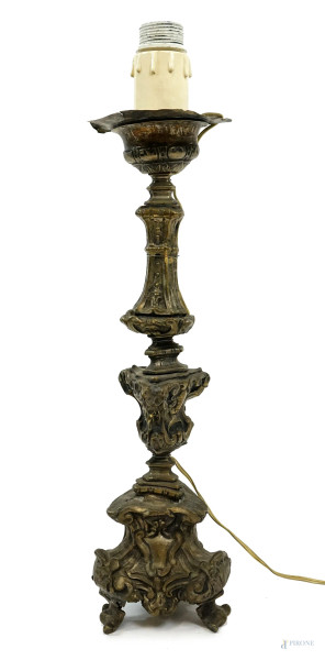 Toriciere in lamina di metallo sbalzato, XIX secolo, cm h 55, (difetti)