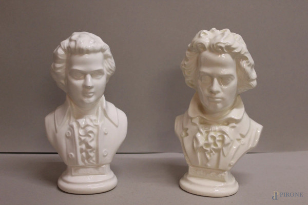 Coppia busti in maiolica bianca raffiguranti Mozart e Beethoven, h 21 cm.