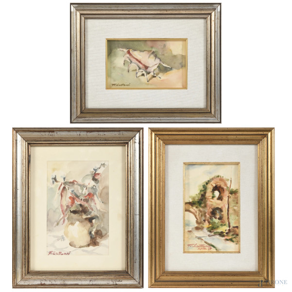 Cassapanca in legno con fronte decorato ad intaglio tripartito in tre pannelli. Piano apribile a ribalta  [..]