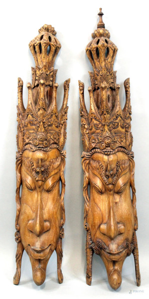Due maschere in legno intagliato, cm h 113x21, arte orientale, XX secolo, (difetti e mancanze)