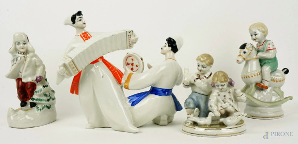 Lotto di quattro sculture in porcellana policroma, misure max cm 19x21, manifattura russa, XX secolo.