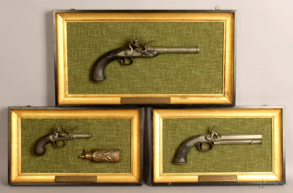 Lotto composto da tre imitazioni di pistole del XVIII e XIX secolo, misure cornice altezza 29x54,5 cm, entro cornici.