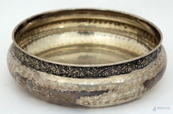 Centrotavola di linea tonda in argento, diametro 24 cm, gr. 580.