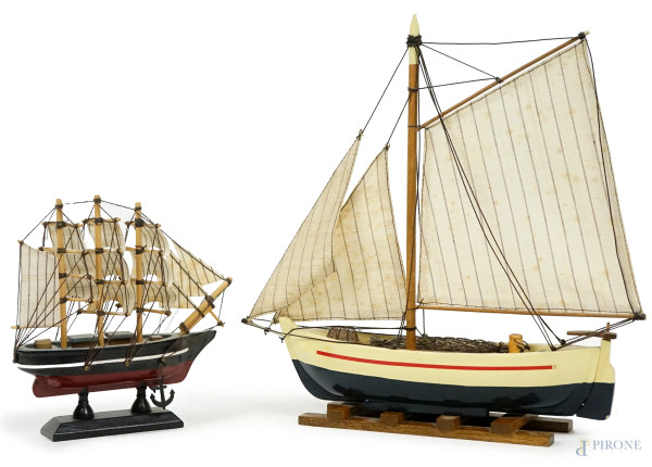 Due modellini di velieri in legno dipinto con vele in stoffa, misure max cm 28,5x26, XX secolo, (difetti)