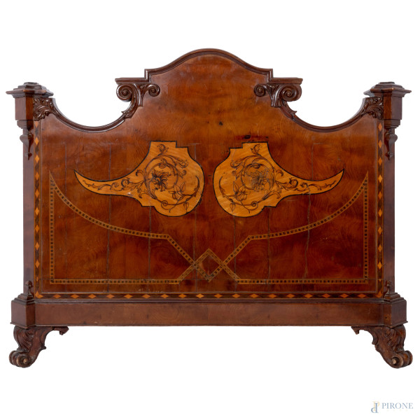 Coppia di giroletto singolo in noce impiallacciati e intasiati in varie essenze, XX secolo, testi...