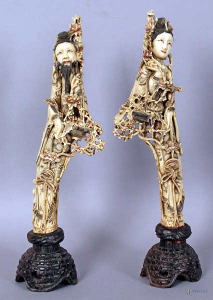 Lui e Lei, coppia antiche sculture in osso, poggianti su basi in legno,  altezza 25,5 cm, primi &#39;900.