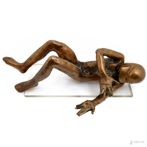 Nudo virile con casco, XX secolo, bronzo su base in plexiglass, cm 20x55x30, (difetti)