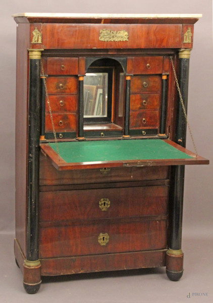 Secretaire in mogano e piuma a quattro cassetti, sportello a calatoia con cassettini e vuoti nell&#39;interno, colonne ebanizzate, guarnizioni in bronzo, periodo impero, cm 153 x 100 x 47.