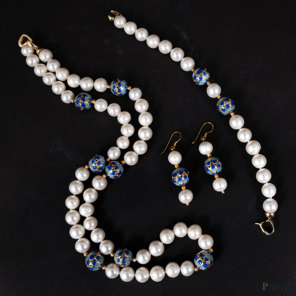 Parure con perle, sfere blu e argento, lunghezza collana cm 56; lunghezza bracciale cm 20