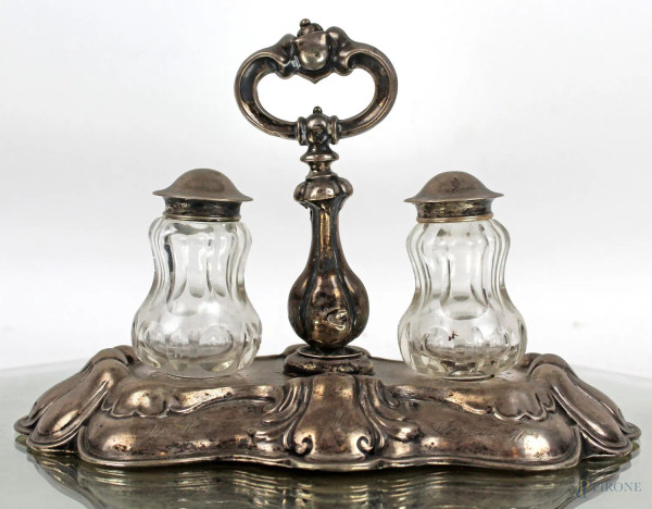 Sale e pepe in argento con flaconcini in cristallo, Olanda, fine XIX secolo, altezza cm 15, (difetti)