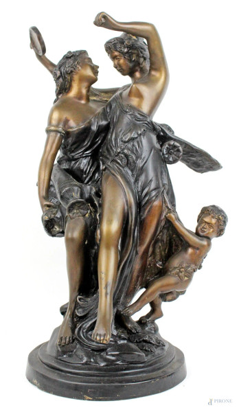 Gruppo in bronzo raffigurante figure femminili con putto, altezza cm 47, firmato