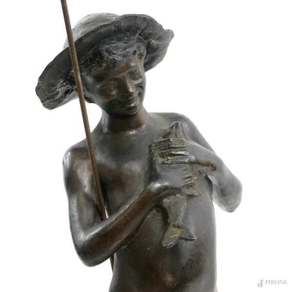 Pescatorello, scultura in bronzo, base in pietra, a firma Varlese, altezza cm 84,5