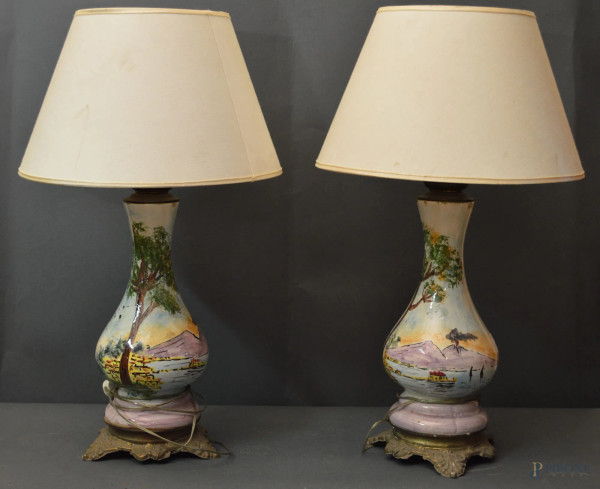 Coppia di lampade in maiolica dipinta a decoro di paesaggi, h. 35 cm.