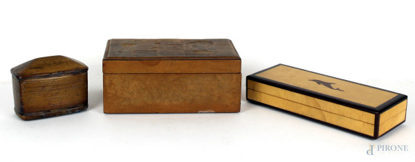 Lotto di tre scatole in legno e cuoio, misure max cm 9x13x22, XX secolo