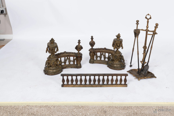 Set da camino in bronzo e bronzo dorato, XX secolo, misure massime lunghezza cm 60, XX secolo, (segni di usura)
