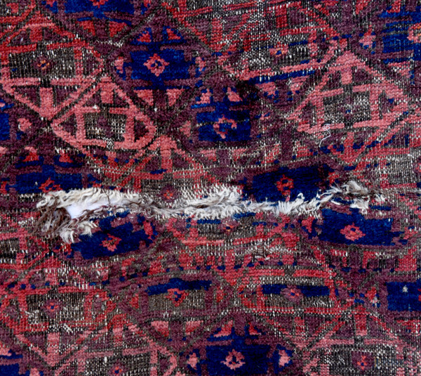 Lotto di 4 tappeti, misure massime cm 161,5x105, (difetti e lacerazioni)