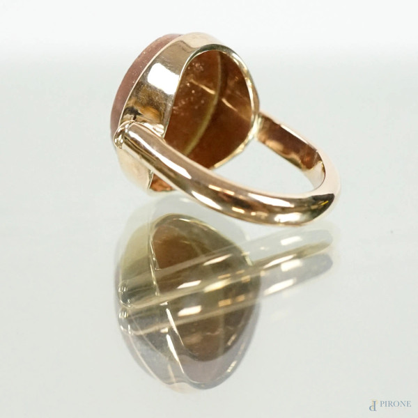 Anello in oro 9 kt con micromosaico raffigurante arco romano, su fondo in avventurina e due rubin...