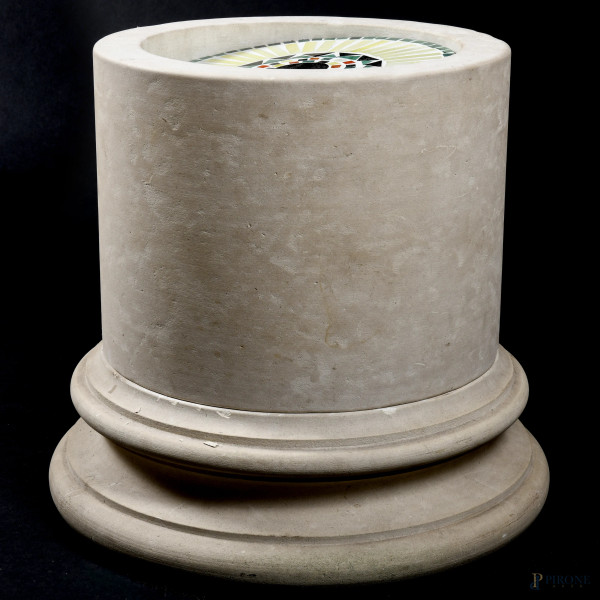 Tavolino a guisa di base di colonna in marmo con piano in gesso e pasta vitrea, XX secolo, cm 40,...