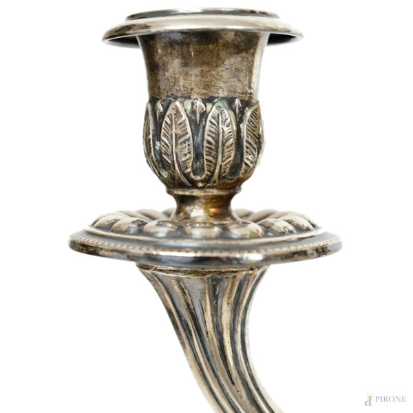 Coppia di candelabri in argento, manifattura italiana, XX secolo, a tre fiamme, fusto scanalato, ...