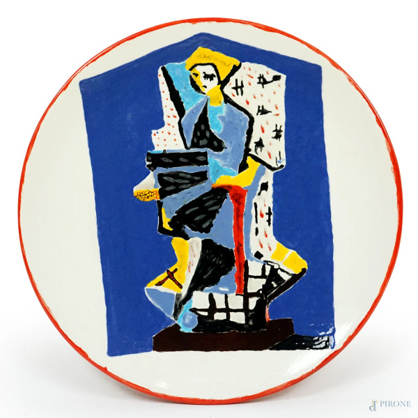Grande piatto in ceramica dipinta e smaltata in policromia raffigurante donna astratta, diam. cm 34,5, firmato Gigi Pagnano.