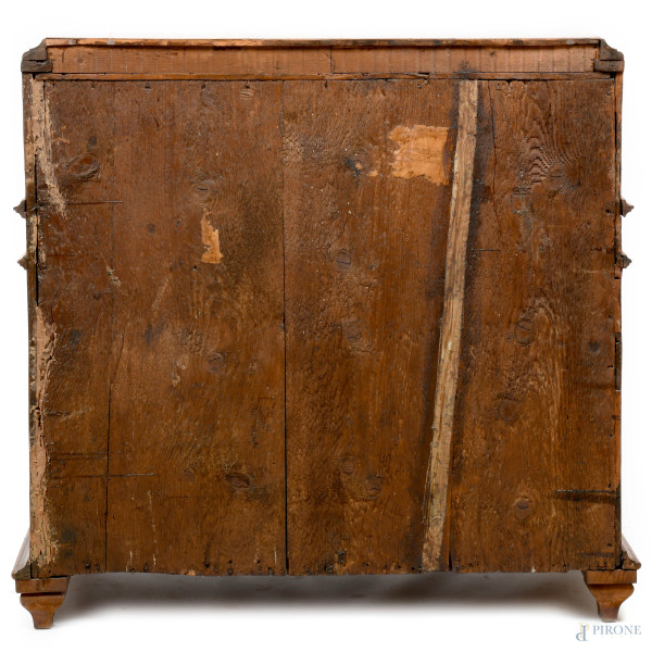 Ribalta in noce e radica, fronte scandito da tre cassetti con maniglie bronzee sormontati da spor...