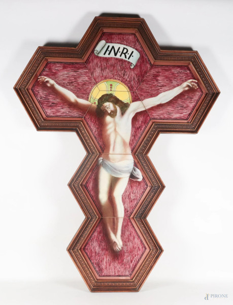 Crocifissione, XX secolo, composizione realizzata in mattonelle in maiolica dipinta, misure complessive 113x85, firmato in basso, entro cornice