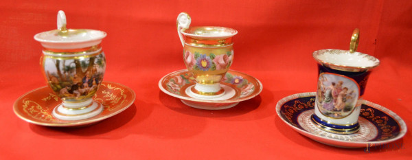 Lotto di tre tazzine con piattini in porcellana a decoro policromo, h. 11 cm
