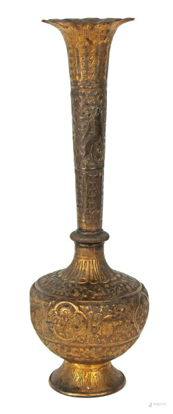 Vaso in ottone con decori a motivi floreali ed animali, cm h 39, arte orientale, metà XX secolo, (difetti).
