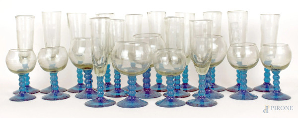 Servizio di bicchieri in vetro trasparente e turchese, composto da 16 flute, 4 calici grandi e 4 calici piccoli, (servizio incompleto), manifattura artigianale messicana, XX secolo