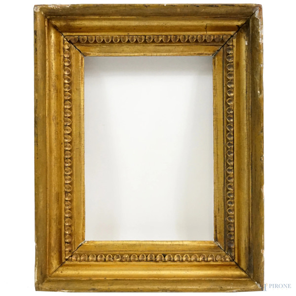 Cornice in legno intagliato e dorato, XIX secolo, ingombro cm 38x30, battente cm 26x18,5