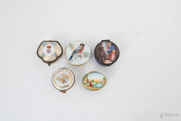 Lotto di cinque scatoline in porcellana smaltata e dipinta, XX secolo, misure massime cm 4x5,5, (segni di usura, difetti, restauri)
