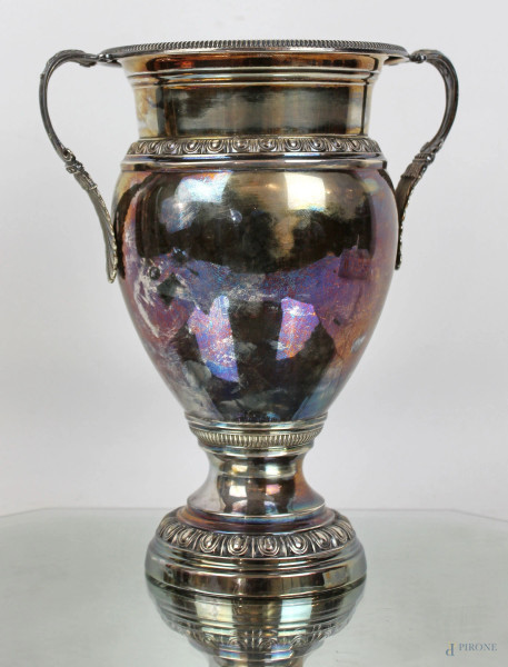 Vaso biansato in argento, corpo ovoidale, decori sbalzati e cesellati, alt. cm 23, gr 500
