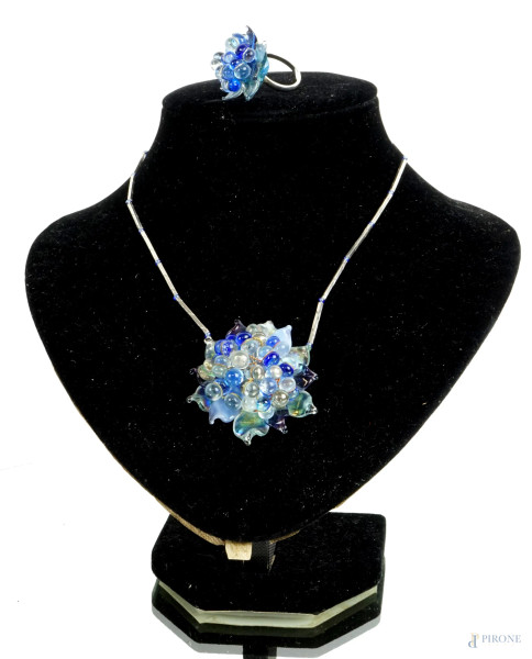 Una collana ed un anello a foggia di fiore in vetro blu e azzurro, lunghezza max cm 23,5.