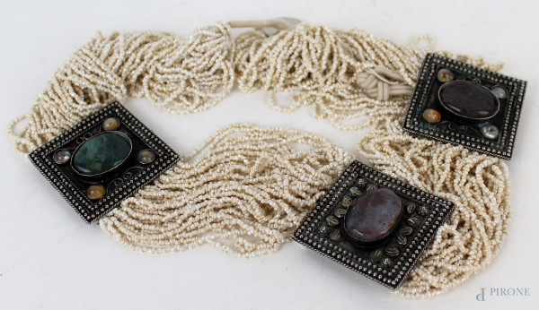 Cintura da donna a vari fili di perline bianche, dettagli in metallo argentato quadrati con pietre di vari colori incastonate, lunghezza cm 86, (difetti).