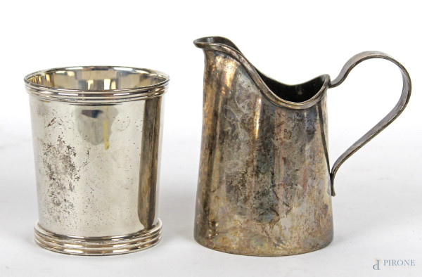 Lotto di una lattiera ed un bicchiere in argento, altezza max cm 11, gr 420