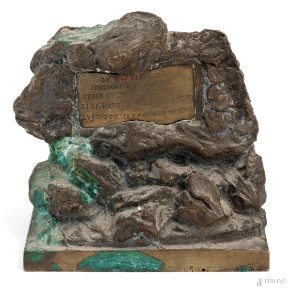 Scultura commemorativa in bronzo raffigurante Monte San Michele (Gorizia),XX secolo, altezza cm 12, (segni di usura, difetti)